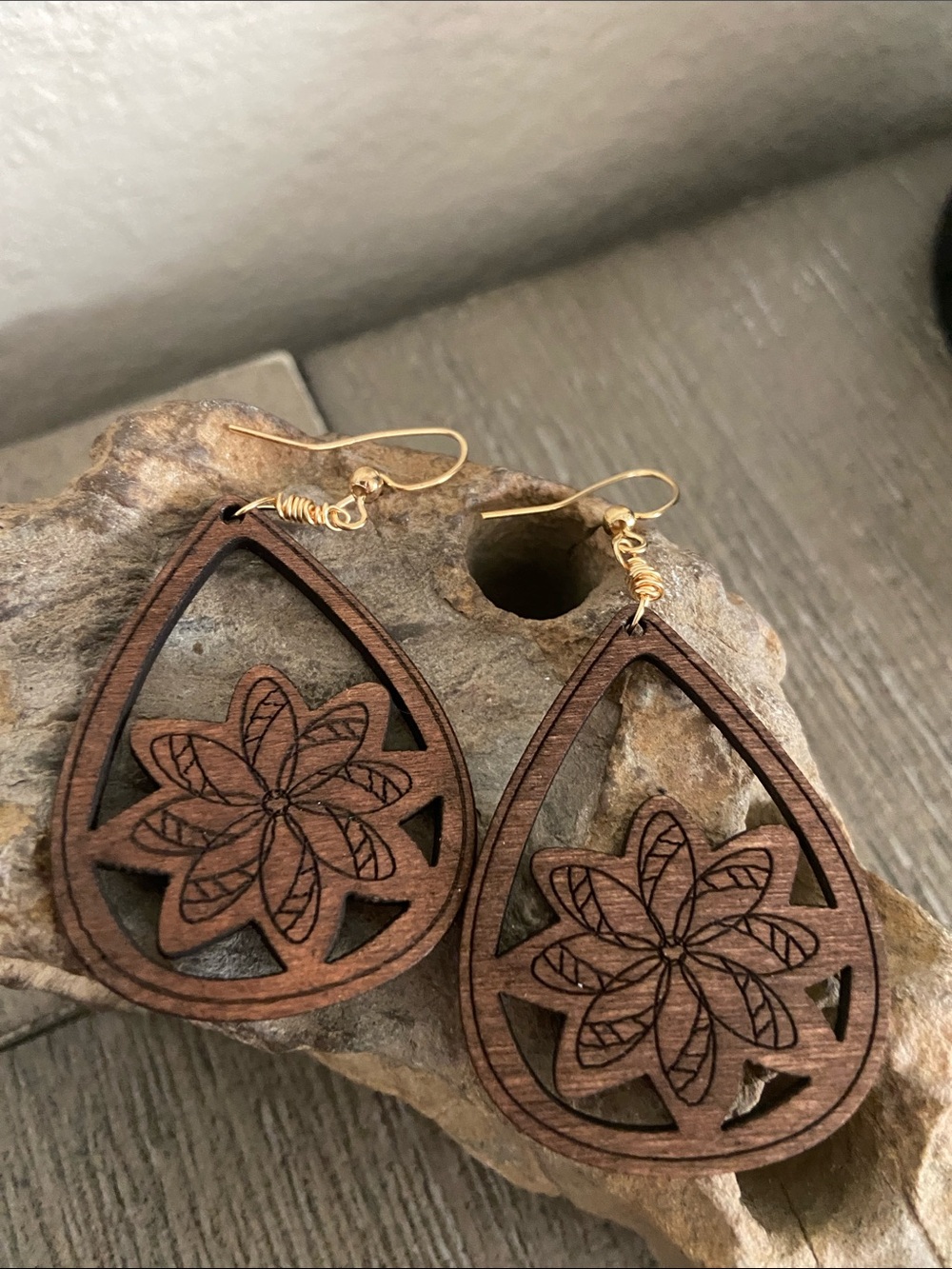 5/$10❤️❤️❤️NEW Handmade Wood Mondala Flower Drop Earrings